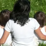 Η καταβολή του επιδόματος ισούται μηνιαίως με τον ισχύοντα κατώτατο μισθό και χορηγείται για συνολικό διάστημα 9 μηνών μετά τη γέννηση του τέκνου, προσφέροντας ουσιαστική στήριξη στις μητέρες του ελεύθερου επαγγέλματος.