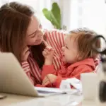 Το επίδομα αυτό λειτουργεί ως συμπληρωματική παροχή προστασίας της μητρότητας, εξασφαλίζοντας ότι οι μητέρες ελεύθερες επαγγελματίες λαμβάνουν μηνιαία ενίσχυση ίση με τον εκάστοτε ισχύοντα κατώτατο μισθό για χρονικό διάστημα 9 μηνών.