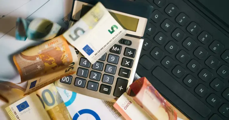 Το βασικό μηνιαίο επίδομα ανεργίας διαμορφώνεται με βάση τον νομοθετημένο κατώτατο μισθό και προσαυξάνεται κατά 10% για κάθε προστατευόμενο μέλος της οικογένειας του δικαιούχου