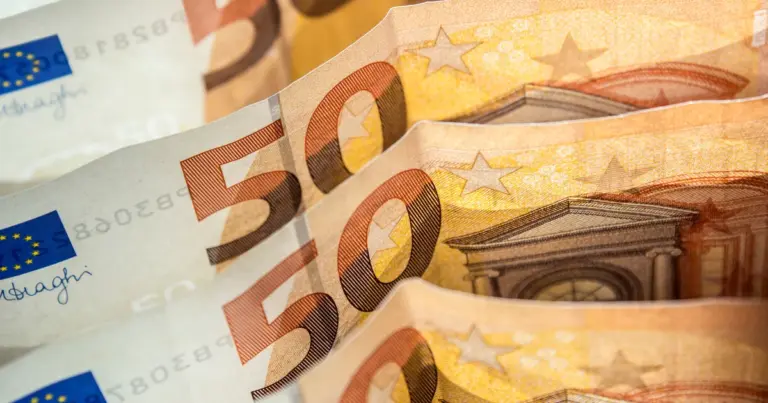 Οι πληρωμές των συντάξεων Οκτωβρίου από τον e-ΕΦΚΑ και τα τακτικά επιδόματα του ΟΠΕΚΑ για τον Σεπτέμβριο πραγματοποιούνται εντός των επόμενων ημερών, φέρνοντας ρευστότητα σε εκατομμύρια συνταξιούχους και δικαιούχους.