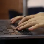 Η ηλεκτρονική υποβολή της αίτησης μεταβίβασης σύνταξης λόγω αναπηρίας από ατύχημα πραγματοποιείται πλέον ψηφιακά μέσα από την κεντρική πύλη του e-ΕΦΚΑ, καταργώντας τις πολύωρες αναμονές στις υποκαταστήματα.