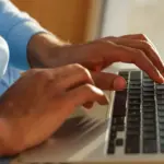 Η έκδοση προσωρινής σύνταξης από τον e-ΕΦΚΑ ολοκληρώνεται υποχρεωτικά εντός 60 ημερών από την ημερομηνία υποβολής της ηλεκτρονικής αίτησης συνταξιοδότησης, εξασφαλίζοντας άμεση εισοδηματική κάλυψη στους ασφαλισμένους μέχρι την έκδοση της οριστικής απόφασης.