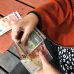 Ο e-ΕΦΚΑ καταβάλλει τις συντάξεις σε δύο διαφορετικές ημερομηνίες, ανάλογα με τον φορέα προέλευσης και την ιδιότητα του συνταξιούχου (μισθωτοί ή μη μισθωτοί).
