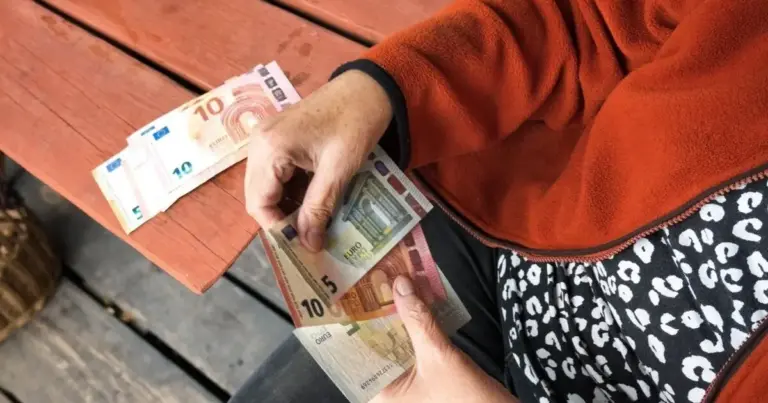 Ο e-ΕΦΚΑ καταβάλλει τις συντάξεις σε δύο διαφορετικές ημερομηνίες, ανάλογα με τον φορέα προέλευσης και την ιδιότητα του συνταξιούχου (μισθωτοί ή μη μισθωτοί).