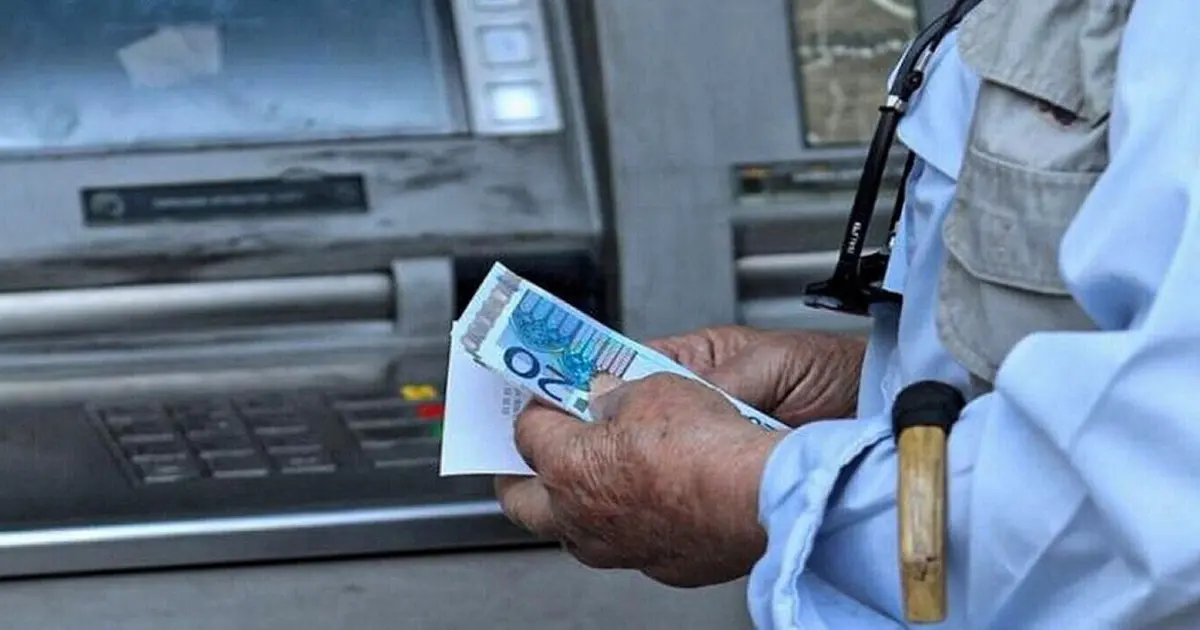 Τα χρήματα βρίσκονται ήδη διαθέσιμα στους τραπεζικούς λογαριασμούς των δικαιούχων από το απόγευμα της Δευτέρας 28 Σεπτεμβρίου, ενώ όσοι επιλέξουν να πραγματοποιήσουν ανάληψη εντός της ημέρας μπορούν να εξυπηρετηθούν κανονικά από όλα τα τραπεζικά καταστήματα και τα δικτυακά ΑΤΜ.