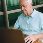 Η έκδοση της βεβαίωσης χρόνου ασφάλισης για τη θεμελίωση παράλληλης σύνταξης πραγματοποιείται πλέον ψηφιακά, μέσω της ηλεκτρονικής πλατφόρμας του e-ΕΦΚΑ και του gov.gr. Η διαδικασία αυτή επιτρέπει στους ασφαλισμένους που είχαν ταυτόχρονη καταβολή εισφορών σε δύο ή περισσότερους πρώην φορείς (όπως τ. ΙΚΑ, τ. ΟΑΕΕ, τ. ΕΤΑΑ ή Δημόσιο) να αποτυπώσουν με ακρίβεια τον ασφαλιστικό τους βίο.