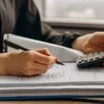 Ο υπολογισμός των συντάξιμων ετών στον e-ΕΦΚΑ βασίζεται στο συνολικό άθροισμα των ημερών ασφάλισης (ΗΕΑ), ενώ η αναγνώριση πλασματικών ετών προσφέρει τη δυνατότητα να συμπληρωθούν έως και 7 έτη ασφάλισης για θεμελίωση δικαιώματος ή προσαύξηση του ποσού της σύνταξης.
