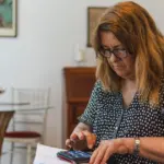 Κλειδώνει τα 62 έτη με 40 χρόνια ασφάλισης ή τα 67 έτη με τουλάχιστον 15ετία όποιος επιθυμεί να θεμελιώσει συνταξιοδοτικό δικαίωμα στον e-ΕΦΚΑ, με την αναγνώριση έως και 7 πλασματικών ετών να αποτελεί το «διαβατήριο» για ταχύτερη έξοδο στη σύνταξη.