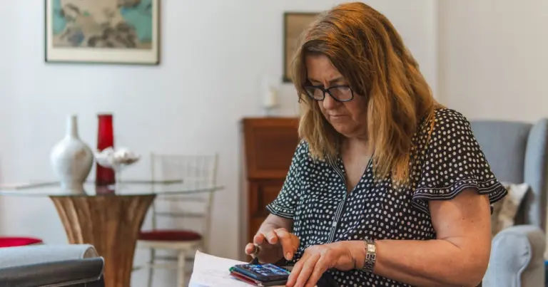 Κλειδώνει τα 62 έτη με 40 χρόνια ασφάλισης ή τα 67 έτη με τουλάχιστον 15ετία όποιος επιθυμεί να θεμελιώσει συνταξιοδοτικό δικαίωμα στον e-ΕΦΚΑ, με την αναγνώριση έως και 7 πλασματικών ετών να αποτελεί το «διαβατήριο» για ταχύτερη έξοδο στη σύνταξη.