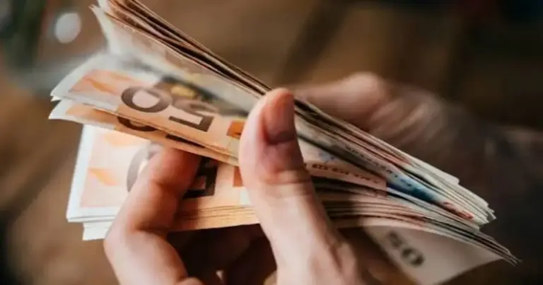 Η ολοκλήρωση της εκκαθάρισης για τις περιπτώσεις παράλληλης ασφάλισης, επανυπολογισμού με τον νόμο Βρούτση και ενστάσεων προχωρά σταδιακά, με την ηλεκτρονική αποτύπωση των ποσών να ακολουθεί αυστηρά τις μηνιαίες καταβολές.