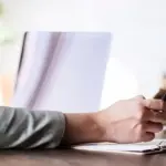 Η ορθή απεικόνιση των παράλληλων χρόνων ασφάλισης (π.χ. ταυτόχρονη ασφάλιση σε τ. ΙΚΑ και τ. ΟΑΕΕ ή τ. ΕΤΑΑ) είναι καθοριστική, καθώς τυχόν ελλείψεις ή λανθασμένες εγγραφές επηρεάζουν άμεσα τον υπολογισμό των συντάσιμων αποδοχών και το ύψος της προσαύξησης στη σύνταξη.