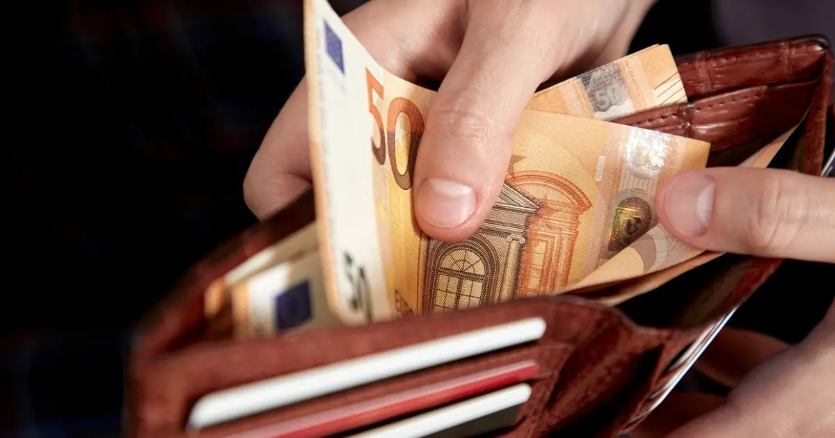 Τα συχνότερα λάθη αφορούν τη μη διασταύρωση των παράλληλων χρόνων ασφάλισης μεταξύ πρώην ταμείων (όπως ΙΚΑ, ΟΑΕΕ, ΕΤΑΑ, Δημόσιο), τη λανθασμένη απεικόνιση των ημερών εργασίας ή την εκ παραδρομής διπλή χρέωση εισφορών.