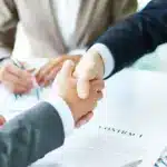 Η νέα αυτή υπηρεσία προσφέρει στα μέλη, στους εταίρους και στους μεταβιβάζοντες εταιρικών μεριδίων τη δυνατότητα να αντλούν ψηφιακά το απαραίτητο πιστοποιητικό για τη σύνταξη των συμβολαιογραφικών πράξεων ή την ολοκλήρωση των μεταβολών στο ΓΕΜΗ.