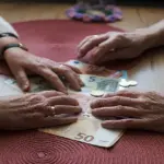 Η ψηφιακή αυτή βεβαίωση ενσωματώνει το συνολικό ιστορικό ασφάλισης από τους πρώην φορείς (ΙΚΑ, ΟΑΕΕ, ΕΤΑΑ, Δημόσιο) και αποτελεί το βασικό έγγραφο για τον έλεγχο των προϋποθέσεων συνταξιοδότησης.