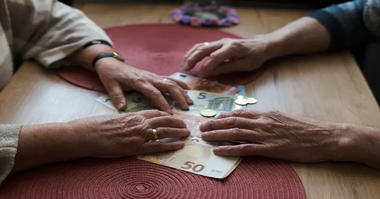 Η ψηφιακή αυτή βεβαίωση ενσωματώνει το συνολικό ιστορικό ασφάλισης από τους πρώην φορείς (ΙΚΑ, ΟΑΕΕ, ΕΤΑΑ, Δημόσιο) και αποτελεί το βασικό έγγραφο για τον έλεγχο των προϋποθέσεων συνταξιοδότησης.