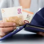Η βεβαίωση αυτή αποτελεί το βασικό έγγραφο που αποδεικνύει αν πληρούνται οι χρονικές προϋποθέσεις ασφάλισης, τόσο για τη συμπλήρωση των συνολικών ημερών όσο και για την ειδική απαίτηση των 100 ημερών ασφάλισης ανά έτος την τελευταία πενταετία πριν από τη συνταξιοδότηση.