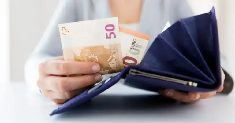 Η βεβαίωση αυτή αποτελεί το βασικό έγγραφο που αποδεικνύει αν πληρούνται οι χρονικές προϋποθέσεις ασφάλισης, τόσο για τη συμπλήρωση των συνολικών ημερών όσο και για την ειδική απαίτηση των 100 ημερών ασφάλισης ανά έτος την τελευταία πενταετία πριν από τη συνταξιοδότηση.