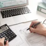 Χάρη στη νέα αυτή ψηφιακή δυνατότητα, οι συμψηφισμοί και οι επιστροφές χρηματικών ποσών προς τους φορολογούμενους και ασφαλισμένους πραγματοποιούνται αυτόματα, χωρίς να απαιτείται η φυσική παρουσία των πολίτων στις ΔΟΥ ή στις Τοπικές Διευθύνσεις του e-ΕΦΚΑ.