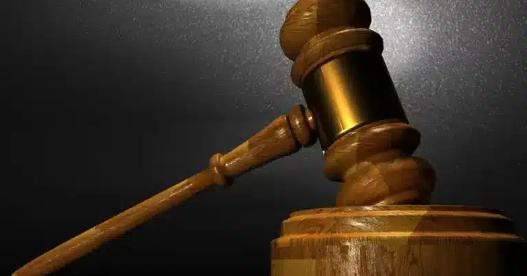 Η ηλεκτρονική υποβολή αίτησης στον e-ΕΦΚΑ για τη χορήγηση επιδόματος εργατικού ατυχήματος εκτός χώρου εργασίας πραγματοποιείται ψηφιακά μέσα από τη σχετική πλατφόρμα του φορέα ή μέσω του gov.gr, καταργώντας τις γραφειοκρατικές αναμονές στις τοπικές διευθύνσεις. Το ατύχημα εκτός χώρου εργασίας θεωρείται εργατικό όταν συμβαίνει κατά τη μετάβαση ή την επιστροφή από τη δουλειά (ατύχημα καθ' οδόν) ή κατά τη διάρκεια εντεταλμένης υπηρεσίας εκτός των εγκαταστάσεων της επιχείρησης.