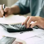 Όταν ένας εργαζόμενος εισπράττει προμήθειες (ποσοστά), οι αμοιβές αυτές θεωρούνται τακτικές αποδοχές εφόσον καταβάλλονται συστηματικά. Συνεπώς, υπόκεινται σε πλήρεις κρατήσεις υπέρ κύριας και επικουρικής ασφάλισης, υγειονομικής περίθαλψης και συνεισπραττόμενων οργανισμών.