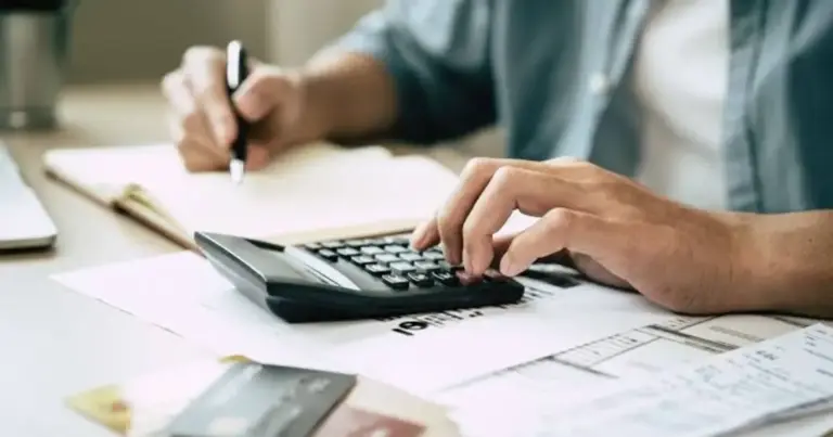 Όταν ένας εργαζόμενος εισπράττει προμήθειες (ποσοστά), οι αμοιβές αυτές θεωρούνται τακτικές αποδοχές εφόσον καταβάλλονται συστηματικά. Συνεπώς, υπόκεινται σε πλήρεις κρατήσεις υπέρ κύριας και επικουρικής ασφάλισης, υγειονομικής περίθαλψης και συνεισπραττόμενων οργανισμών.