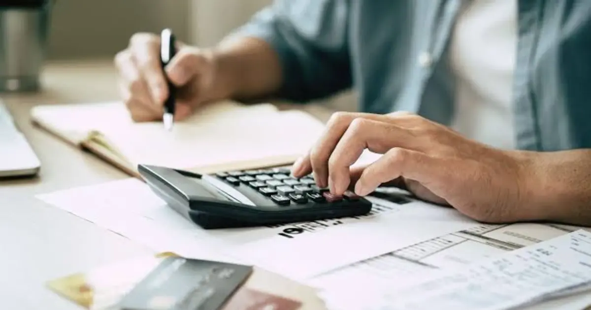 Όταν ένας εργαζόμενος εισπράττει προμήθειες (ποσοστά), οι αμοιβές αυτές θεωρούνται τακτικές αποδοχές εφόσον καταβάλλονται συστηματικά. Συνεπώς, υπόκεινται σε πλήρεις κρατήσεις υπέρ κύριας και επικουρικής ασφάλισης, υγειονομικής περίθαλψης και συνεισπραττόμενων οργανισμών.