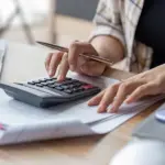 Όταν ο εργαζόμενος αμείβεται με μπλοκάκι αλλά παρέχει υπηρεσίες σε έως 2 εργοδότες κατά τη διάρκεια του μήνα, οι εισφορές υπολογίζονται επί των πραγματικών μικτών αποδοχών και επιμερίζονται μεταξύ εργοδότη και εργαζομένου, ακριβώς όπως συμβαίνει στους μισθωτούς.