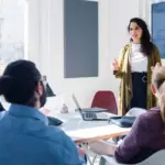 Το ποσό αυτό καλύπτει τις ασφαλιστικές κρατήσεις για υγειονομική περίθαλψη και κύρια σύνταξη, ενώ το υπόλοιπο 75% αποτελεί το καθαρό πληρωτέο ποσό που εισπράττει ο εργαζόμενος.