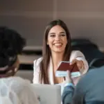 Η χρήση του εργοσήμου στον τουριστικό τομέα αφορά συγκεκριμένες κατηγορίες περιστασιακά απασχολούμενων και διέπεται από ειδικό καθεστώς υπολογισμού ημερών ασφάλισης και εισφορών e-ΕΦΚΑ.