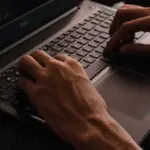 Τίθεται σε εφαρμογή το νέο σύστημα υπολογισμού και δήλωσης ασφαλιστικών εισφορών για όσους ελεύθερους επαγγελματίες, αυτοαπασχολούμενους και αγρότες διατηρούν παράλληλα μισθωτή απασχόληση. Οι αλλαγές στον e-ΕΦΚΑ επηρεάζουν άμεσα τον τρόπο κάλυψης της ελάχιστης μηνιαίας ασφαλιστικής κατηγορίας, τον συμψηφισμό των εισφορών, αλλά και τις προθεσμίες υποβολής των σχετικών δηλώσεων στην ηλεκτρονική πλατφόρμα.