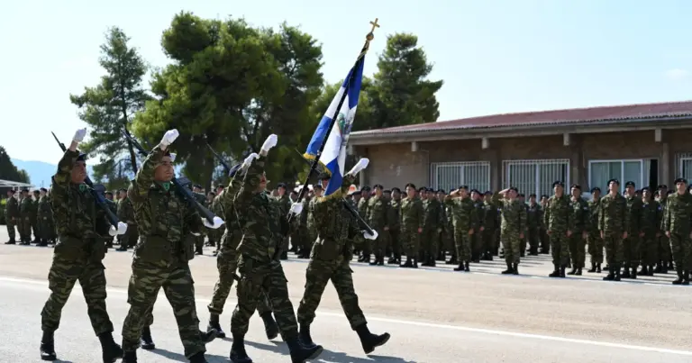Η θεμελίωση του δικαιώματος πραγματοποιείται κατά την αποστρατεία ή την παραίτηση από τις Ένοπλες Δυνάμεις και τα Σώματα Ασφαλείας, ενώ ο τρόπος αξιοποίησης του παράλληλου χρόνου εξαρτάται από τα έτη ασφάλισης και τις καταβληθείσες εισφορές.
