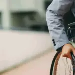 Η αξιολόγηση πραγματοποιείται πλέον ψηφιακά μέσω του Ενιαίου Ηλεκτρονικού Πίνακα Ποσοστών Αναπηρίας, καταργώντας τη φυσική παρουσία της υγειονομικής επιτροπής σε ειδικές κατηγορίες παθήσεων και απλοποιώντας τη διαδικασία έκδοσης της απόφασης.