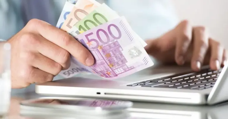Η υποβολή των αιτήσεων γίνεται ψηφιακά μέσω της ενιαίας ψηφιακής πύλης gov.gr με τους κωδικούς Taxisnet, ενώ η καταβολή των ποσών ξεκινά σταδιακά αμέσως μετά την έγκριση των στοιχείων των δικαιούχων.
