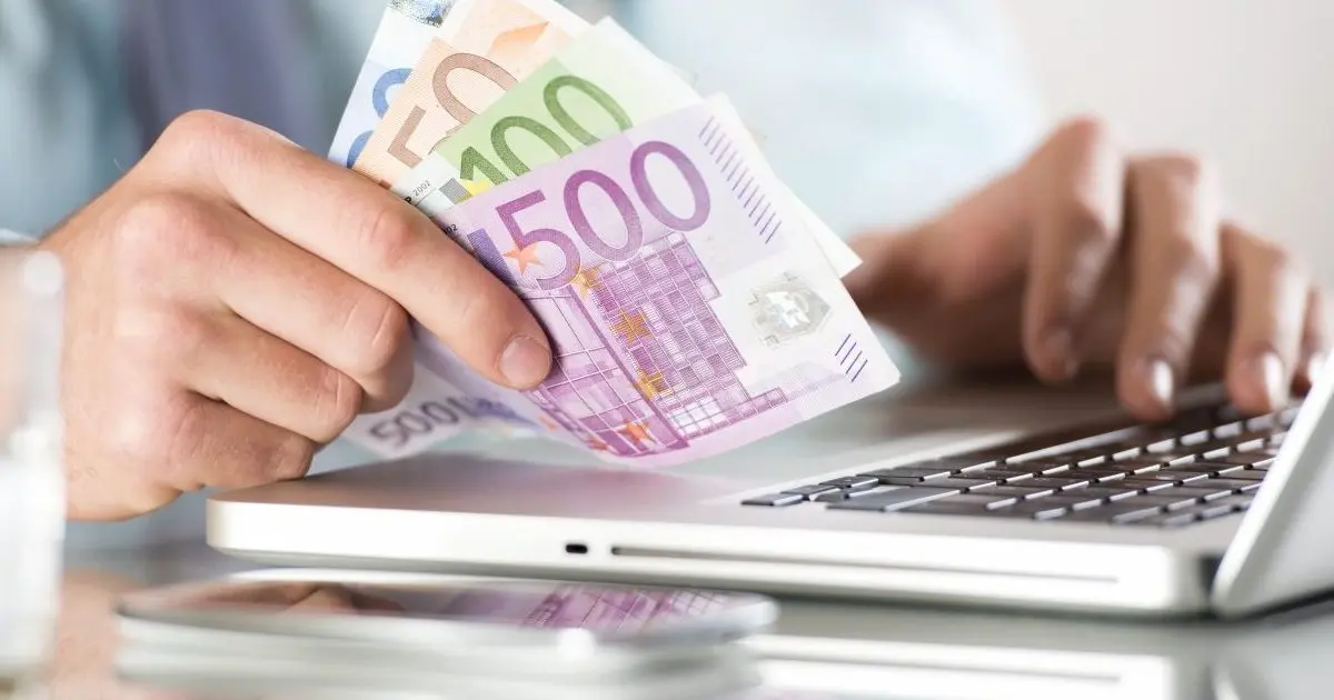 Η υποβολή των αιτήσεων γίνεται ψηφιακά μέσω της ενιαίας ψηφιακής πύλης gov.gr με τους κωδικούς Taxisnet, ενώ η καταβολή των ποσών ξεκινά σταδιακά αμέσως μετά την έγκριση των στοιχείων των δικαιούχων.