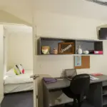 Με τη ζήτηση να παραμένει υψηλή στα αστικά κέντρα, αρκετοί ενοικιαστές έρχονται αντιμέτωποι με απαιτήσεις για "καπέλα", προμήθειες υποδείξεων ή αδιαφανή έξοδα διαχείρισης που δεν προβλέπονται από τον νόμο.