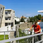 Η εγγύηση που καταβάλλουν οι γονείς για τη φορολόγηση και τη μίσθωση φοιτητικής στέγης δεν θεωρείται εισόδημα για τον ιδιοκτήτη και δεν φορολογείται, αρκεί να αναγράφεται ρητά στο ηλεκτρονικό μισθωτήριο της ΑΑΔΕ ως ποσό διασφάλισης και να επιστρέφεται στον ενοικιαστή κατά τη λήξη της σύμβασης.