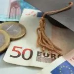 Με την έναρξη της νέας ακαδημαϊκής χρονιάς 2026, χιλιάδες οικογένειες υπογράφουν μισθωτήρια συμβόλαια, στα οποία ορισμένοι ιδιοκτήτες ενσωματώνουν όρους που ανανεώνουν αυτόματα τη μίσθωση μετά τη συμπλήρωση της νόμιμης ελάχιστης διάρκειας.