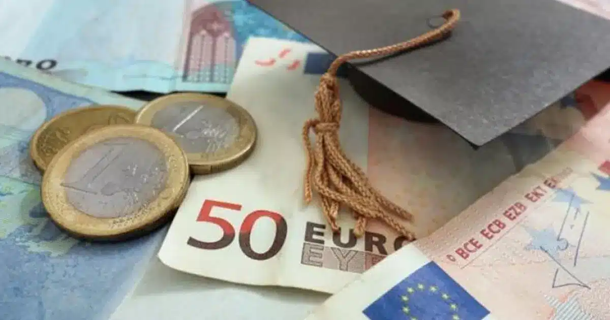 Με την έναρξη της νέας ακαδημαϊκής χρονιάς 2026, χιλιάδες οικογένειες υπογράφουν μισθωτήρια συμβόλαια, στα οποία ορισμένοι ιδιοκτήτες ενσωματώνουν όρους που ανανεώνουν αυτόματα τη μίσθωση μετά τη συμπλήρωση της νόμιμης ελάχιστης διάρκειας.