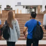 Η διαδικασία υποβολής γίνεται ηλεκτρονικά, με τη διασταύρωση των στοιχείων να πραγματοποιείται κατά κύριο λόγο αυτόματα μέσω των ψηφιακών πλατφορμών.