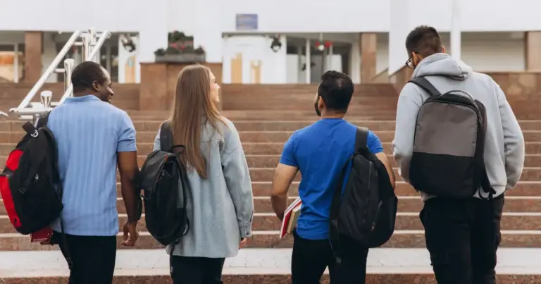 Η διαδικασία υποβολής γίνεται ηλεκτρονικά, με τη διασταύρωση των στοιχείων να πραγματοποιείται κατά κύριο λόγο αυτόματα μέσω των ψηφιακών πλατφορμών.