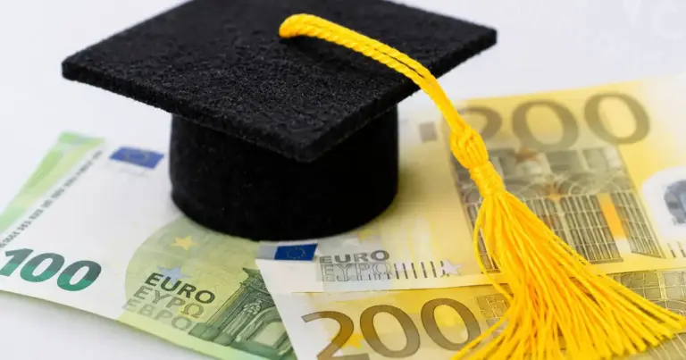 Για τους αλλοδαπούς φοιτητές των ελληνικών Πανεπιστημίων, η υποβολή της βεβαίωσης εγγραφής ή εγγράφου πιστοποίησης μόνιμης διαμονής αποτελεί το βασικό επιπλέον δικαιολογητικό που ξεκλειδώνει την καταβολή του φοιτητικού στεγαστικού επιδόματος.