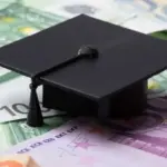 Για τους φοιτητές με αναπηρία, το φοιτητικό στεγαστικό επίδομα των 1.500 ευρώ (ή 2.000 ευρώ σε περίπτωση συγκατοίκησης) καταβάλλεται με βάση την ιατρική πιστοποίηση από το ΚΕ.ΠΑ., η οποία ξεκλειδώνει το δικαίωμα υποβολής της αίτησης στην ηλεκτρονική πλατφόρμα του Υπουργείου Παιδείας.