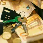 Η διασταύρωση των παλιών μετρητών, ο αυστηρός έλεγχος του συμβολαίου μίσθωσης και η γραπτή συμφωνία για το ταβάνι στα κοινόχρηστα αποτελούν τις τρεις κρίσιμες κινήσεις για να γλιτώσουν οι φοιτητές τις κρυφές χρεώσεις στα φοιτητικά σπίτια το 2026.