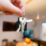 Η νόμιμη μεσιτική αμοιβή στην Ελλάδα ανέρχεται σε ένα μισθωμα (συν ΦΠΑ) μόνο εφόσον υπογραφεί γραπτή εντολή υπόδειξης, ενώ οποιαδήποτε απαίτηση για extra «διαχειριστικά έξοδα» ή «φακελάκια» από γραφεία και ιδιοκτήτες είναι πλήρως παράνομη.