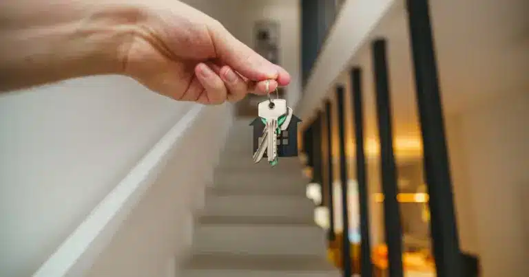 Η νόμιμη μεσιτική αμοιβή στην Ελλάδα ανέρχεται σε ένα μίσθωμα (συν ΦΠΑ 24%) και καταβάλλεται μόνο εφόσον ολοκληρωθεί η υπογραφή του συμβολαίου, ενώ οποιαδήποτε απαίτηση για «έξοδα υποδείξεως» ή προκαταβολή διαχειριστικών εξόδων πριν την οριστική συμφωνία είναι παράνομη.