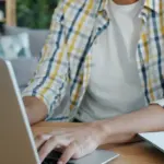 Η είσοδος στα ελληνικά γήπεδα πραγματοποιείται πλέον αποκλειστικά μέσω του gov.gr Wallet, καθώς το ψηφιακό εισιτήριο είναι υποχρεωτικό για όλους τους φιλάθλους που παρακολουθούν αγώνες των επαγγελματικών πρωταθλημάτων.