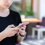 Το gov.gr Wallet εξελίσσεται σε ένα πλήρες ψηφιακό ταχυδρομείο και αρχειοφυλάκιο, επιτρέποντας στους πολίτες να εκδίδουν, να αποθηκεύουν και να επιδεικνύουν δεκάδες επίσημα έγγραφα και κάρτες απευθείας από το κινητό τους τηλέφωνο χωρίς καμία αναμονή σε γκισέ.
