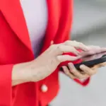 Το Gov.gr Wallet μετατρέπεται πλέον στο μοναδικό ψηφιακό «κλειδί» που χρειάζεται ο πολίτης στην καθημερινότητά του, καταργώντας τη φυσική παρουσία και τα έγγραφα σε γκισέ, τράπεζες, ασφαλιστικές εταιρείες και δημόσιους φορείς.