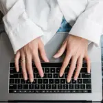 Η ψηφιακή εφαρμογή gov.gr Wallet αποτελεί πλέον το κεντρικό σημείο επαφής των πολιτών με το Δημόσιο και τον ιδιωτικό τομέα, ενσωματώνοντας δεκάδες έγγραφα, πιστοποιητικά και νέες διαδραστικές υπηρεσίες που καταργούν τις ουρές και τη γραφειοκρατία.