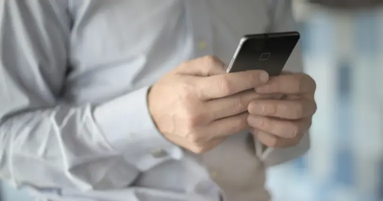 Το gov.gr Wallet μετατρέπεται πλέον στο κεντρικό εργαλείο καθημερινής εξυπηρέτησης των πολιτών, καθώς η ενσωμάτωση νέων ψηφιακών πιστοποιητικών, εργασιακών εγγράφων και αυτοματοποιημένων ελέγχων καταργεί τις γραφειοκρατικές καθυστερήσεις στις δημόσιες υπηρεσίες και τον ιδιωτικό τομέα.